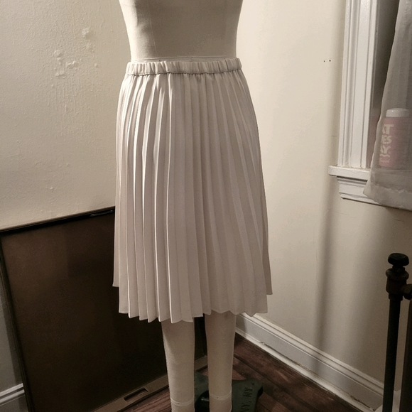 DKNY pleated skirt - Picture 3 of 6